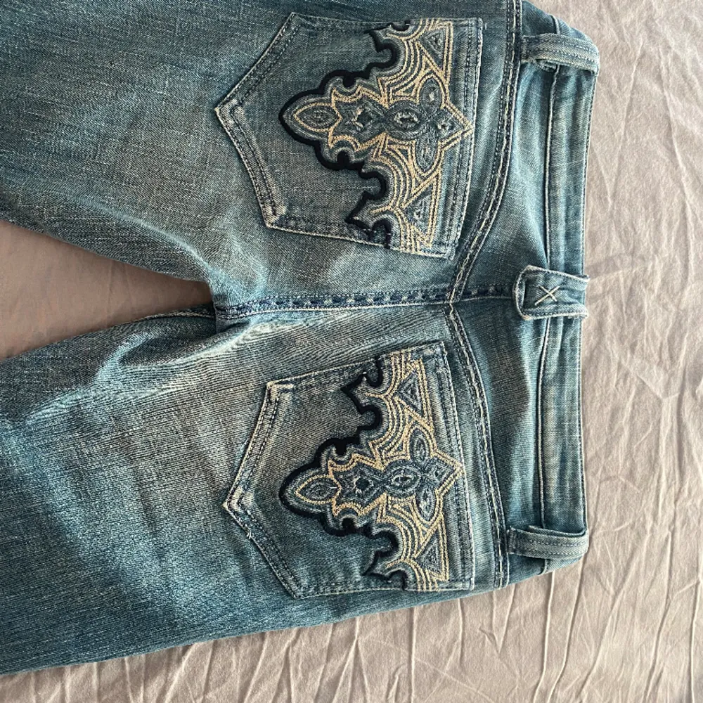 Supersnygga low waist jeans från antik denim!! Bra i längden på mig som är ca 170. Snygga detaljer på bakfickorna och i bra skick!🩷🩷. Jeans & Byxor.