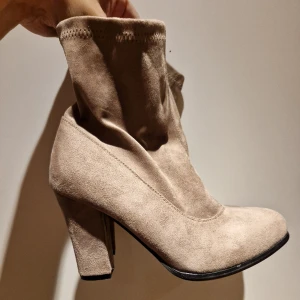 Stövlar  - Helt nya! Mockaimitation. Storlek 39 men mer som 38. Köparen står för frakten 