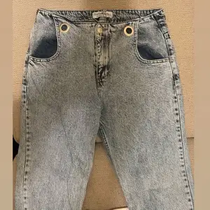 säljer den helt nytt jeans byxor i storlek 40 men det går bra med 36-38 🥰 