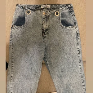 jeans byxor  - säljer den helt nytt jeans byxor i storlek 40 men det går bra med 36-38 🥰 
