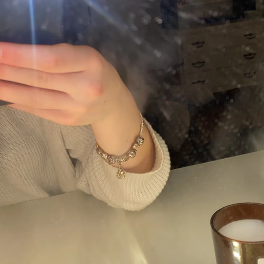 Jag sĂ€ljer mitt pandora armband dĂ„ det inte kommer till anvĂ€ndning lĂ€ngre. Det Ă€r ett silvrigt armband med Ă„tta berlocker. DĂ€r man stĂ€nger armbandet gĂ„r upp ganska lĂ€tte men annars funkar det fint!pris kan diskuteras. Köparen stĂ„r för fraktđ. Asusteet.