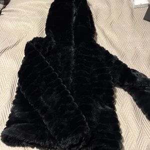 Äktapäls jacka  - Storlek 40 jättefin för vintern och är väldigt skön värmer jättebra också gömddragkedja medellång 