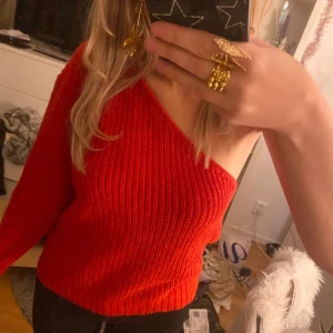 One shoulder tröja - Såå fin stickad tröja, aldrig använd!!❤️❤️