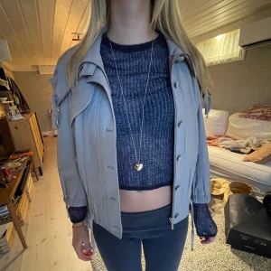 Trekvartsärm jacka  - Cool skinn jacka med trekvartärm. Passar perfekt nu till våren 🩵☀️