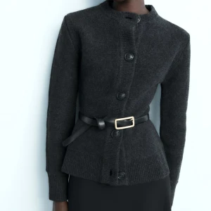 Stickad kofta, från Zara - Säljer min stickade kofta i 100% ull från Zara i storlek S. Endast använd en gång och slutsåld på hemsidan. Köpt för 459kr🤍