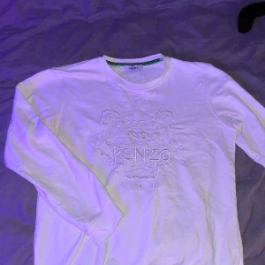 Kenzo tröja - Kenzo tröja användt skick. Strl xl men skulle säga att den absolut funkar till användning för den som har L också.