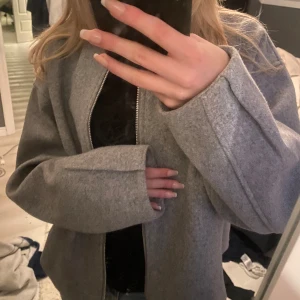 Jacka från zara - Nu jacka från zara aldrig använd! Så nyskick🤍storlek m men passar även s och xs beroende på hur man vill att den ska sitta. Priset kan diskuteras