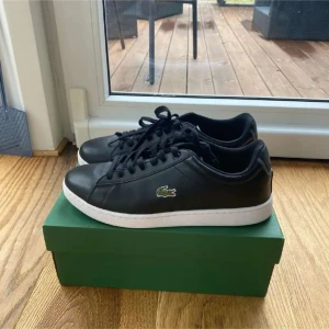 Lacoste skor - Säljer nu mina Lacoste skor i nyskick och sällan använda. Pris kan diskuteras vid snabb affär!!