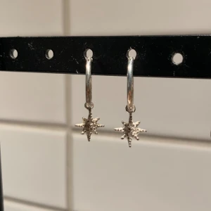 Örhängen glitter  - Stjärnörhängen i sterling silver från Glitter. 