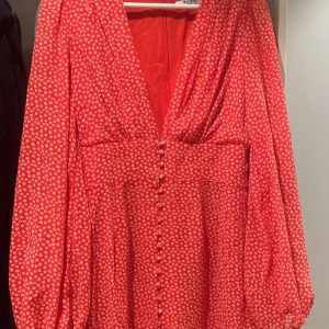 Klänning  - Klänning från nakd.  Nypris 500!  Använd en gång, är som ny. Tycker den är lite stor på mig därför jag säljer den🩷Pris kan diskuteras 