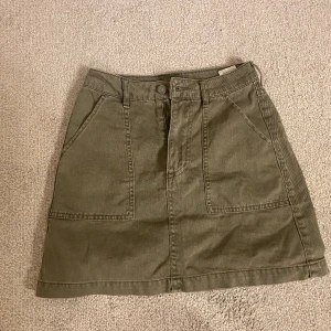 Grön jeanskjol - Säljer denna supersnygga gröna/oliv färgade jeanskjolen!!😍jättebra skick, storlek 34/ xs