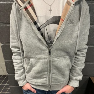 Burberry - Säljer min Burberry zip-up den är nästan helt ny, lite använd men bra skicka 9/10😊. Inga skambud bara seriösa köpare!!!