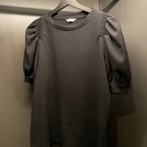 Svart topp - Söt svart topp/tröja från Cubus med lite puffiga ärmar. Storlek S/M 