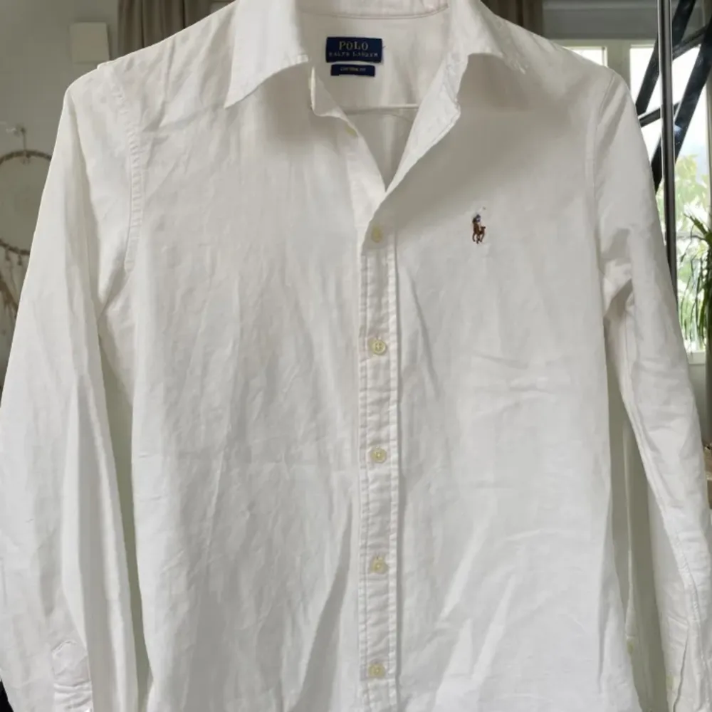 Så elegant Ralph Lauren skjorta, knappt använd. Stl custom Fit, passar alla från XS-M skulle jag säga☺️. Skjortor.