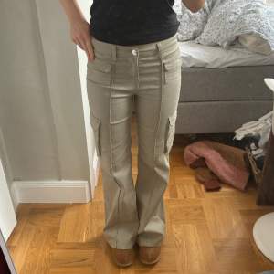 Sjukt snygga och populära jeans från hm. Stl 36 men stretchiga, passar mig som är 1,68 perfekt!! Nästan i nyskick, använda en gång!🫶🏼