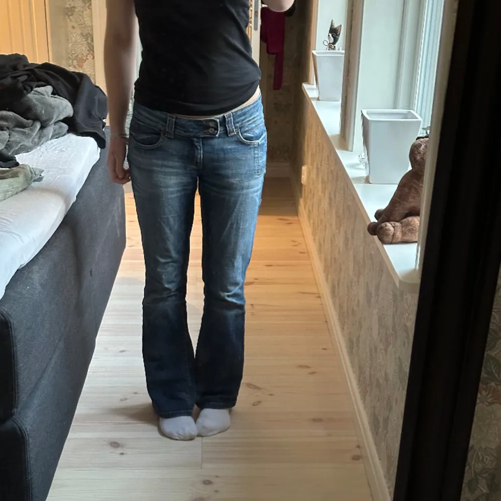 Skitsnygga jeans från Only Jeans! Står ej storlek men skulle uppskatta att de passar en S-M. Passar bra i längden på mig som är 172. Något slitna vid byxbenets slut men inget man tänker på. Klicka på köp nu!. Jeans & Byxor.