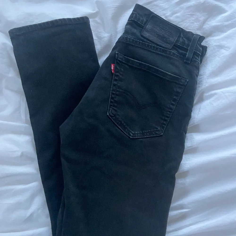 Super fina jeans som inte kommer till användning  Storlek W30L30, midjemått 37cm, innerbens längd 70cm, passar bra på mig som vanligtvis har 34 i jeans💞. Jeans & Byxor.
