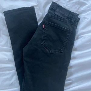 Levis jeans - Super fina jeans som inte kommer till användning  Storlek W30L30, midjemått 37cm, innerbens längd 70cm, passar bra på mig som vanligtvis har 34 i jeans💞