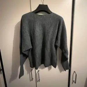 Säljer den här stickade tröjan, som är lite kortare i ärmarna. Köpt från Vera Moda och är i mycket gott skick. Tröjan är lite mörkare grön, nästan oliv grön