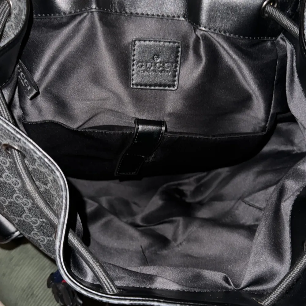 1:1 Gucci ryggsäck inköpt för 4500kr Mycket bra skick och identisk med allt!. Väskor.