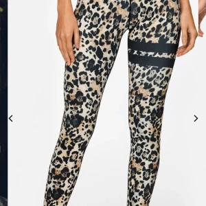 Stronger träningbyxor  - Leopardfärgade träningbyxor från stronger Storlek: M Använd fåtal gånger 