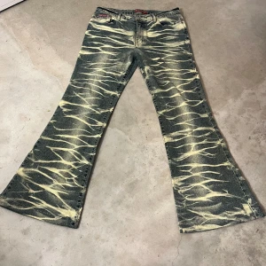 Lågmidjade jeans med mönster - Super fina byxor i bra skick. Kolla bilden för måtten.  ❤️