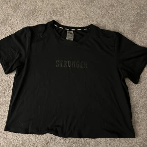 Stronger träningströja - Träningströja från stronger  Storlek: M Använd fåtal gånger