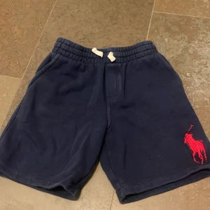 Ralph lauren marinblå shorts - I sweatshirt material med stor häst 10-12 år fint skick 