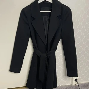 Veromoda kappa - Säljer denna kappa från veromoda. Den är välanvänd men är fortfarande i bra skick. Tunt material så perfekt till våren