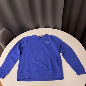 Nike sweatshirt - Väldigt bra skick, och knappt använd, däremot ganska liten i storleken