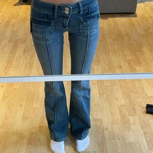  Lågmidjade bootcut jeans  - Jätte snygga jeans från Nelly som är helt slutsålda! Aldrig använda & lappen sitter kvar. Nypris 699💗💗