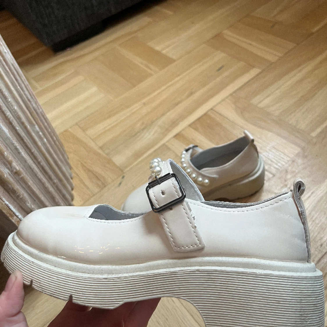 ”Sandaler” med klack och fina detaljer  - 90