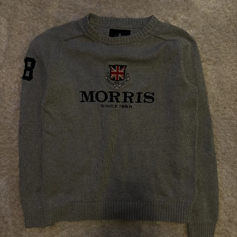 Morris stickad tröja i medium. Plagget är i nyskick och har inga defekter. Kan tänka mig att diskutera pris vid snabb affär!. Tröjor & Koftor.