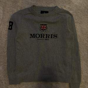 Morris stickad tröja i medium. Plagget är i nyskick och har inga defekter. Kan tänka mig att diskutera pris vid snabb affär!