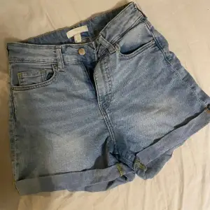 Jeansshorts från hm, väl använda men inga fel, går att klippa av till önskad längd, säljer då de inte sitter bra på mig. Strlk 34 men passar 36 och förmodligen 38. Osäker på nypris, hör vad ig vid frågor!