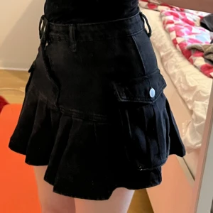 Jeanskjol svart - Knappt använd och i bra skick. Två fickor på sidan. Står att dem är M men väldigt små i storleken då den passar mig bra som vanligtvis har S. 