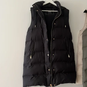 Längre väst från zara  - Längre väst från Zara, svart, storlek S, med luva, helt oanvänd. 