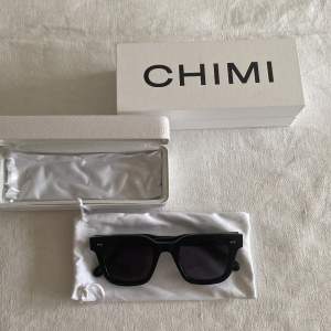 Chimi solglasögon i nyskick, 004 Berry. Köparen står för frakt.