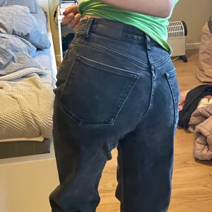 Weekday straight jeans - Fint skick! Tyvärr för långa för mig som är 155 cm lång. Raka i modellen