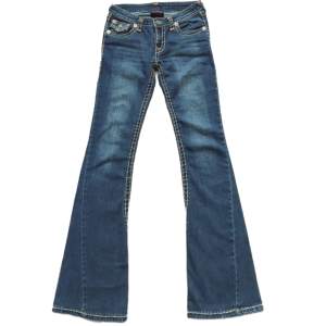 Lågmidjade bootcut jeans från True Religion. Passar mig som har xxs/xs i jeans. Superfint skick! Hör av er för fler bilder mm🫶