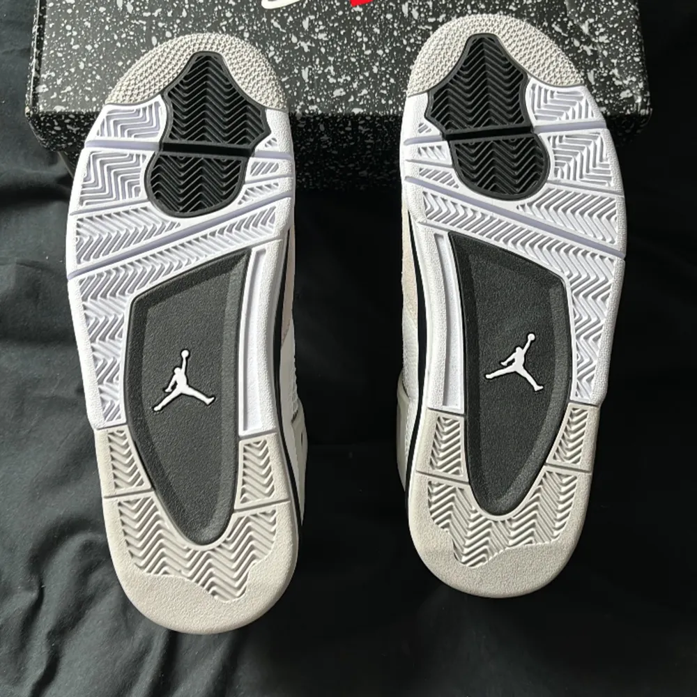 Hej! Säljer mina helt nya Jordan 4 som jag fick i födelsedagspresent. Säljer skorna då de är alldeles för små för mig.perfekt skor inför sommaren eller för våren.  -Helt nya -box ingår -pris kan diskuteras vid snabb affär . Skor.