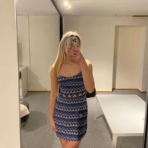 Klänning - Säljer denna klänning pågrund av att den blivit för liten. Köpt för 179kr säljer för 100kr. Är som ny💗