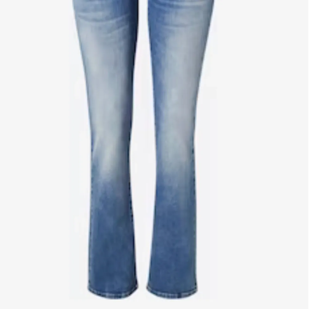 Säljer mina Ltb valerie pågrund av att d är för korta. Dem är ljusblåa med en ton på lite mörk blå strlk 27-32 Boout cut jeans fick i vintras. Og pris 915 säljer för 400. Jeans & Byxor.