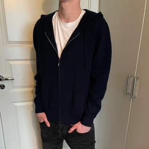Kashmir zip hoodie  - Säljer en Kashmir zip hoodie som endast är testad! Storlek M! Hör gärna av dig om du har frågor!
