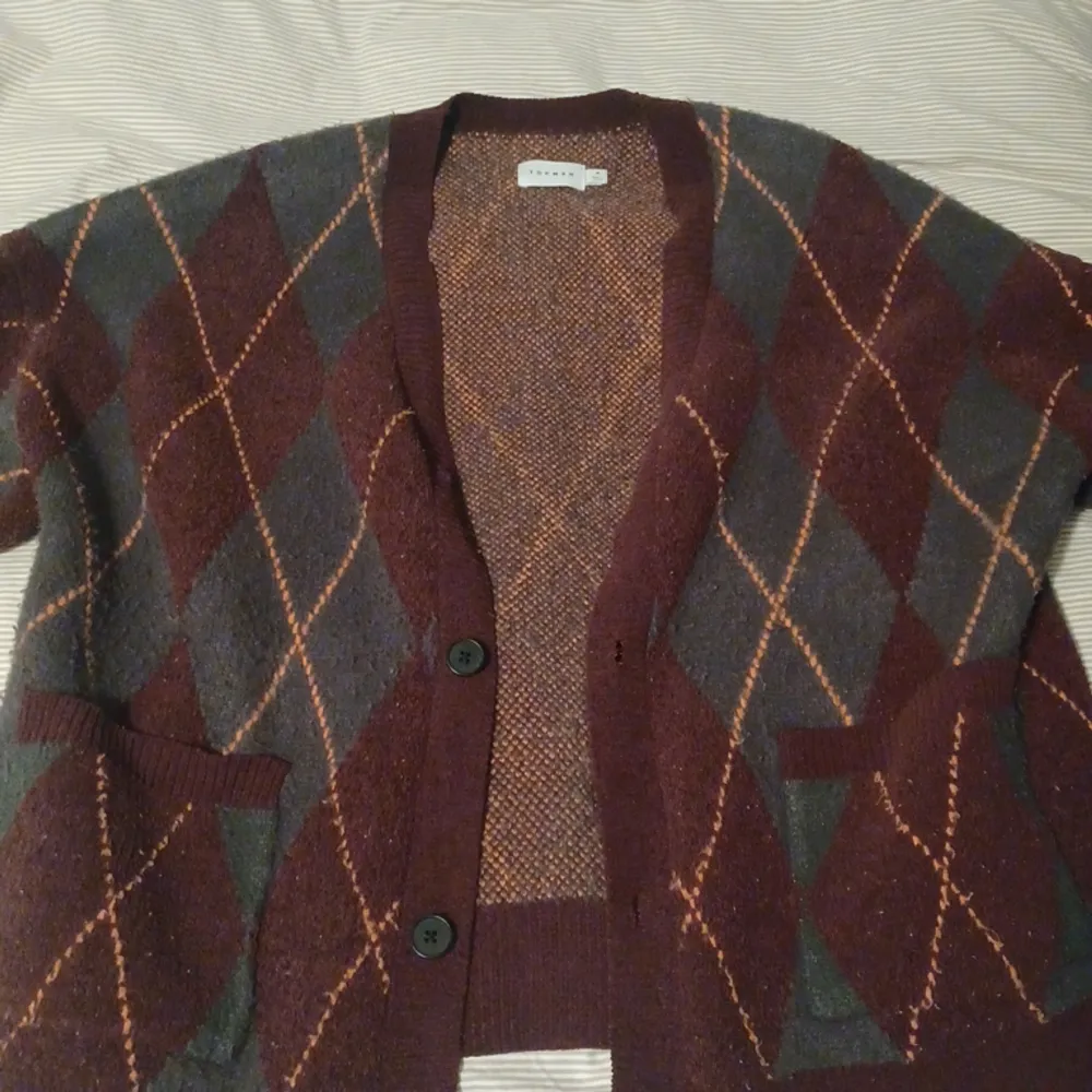 worn a few times but still in good condition, extra button in pocket. Neuletakit & Villapaidat.