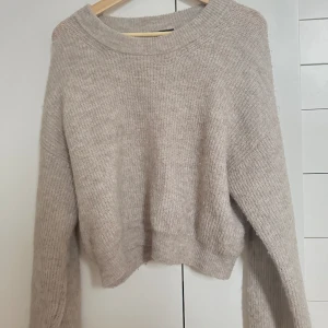 Beige stickad tröja  - Säljer denna fina stickade tröjan som jag inte längre använder. Tröjan är i fint skick!💕