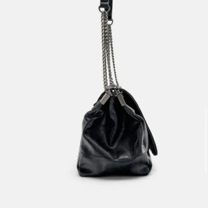 Zara väska  - Jag säljer min zara väska som är köpt för Max en månad sen och knappt använd, jag säljer den för att jag har för många väskor och den är ingen jag använder för tillfället💗 jättefin, lagom stor, nyskick original pris 399kr