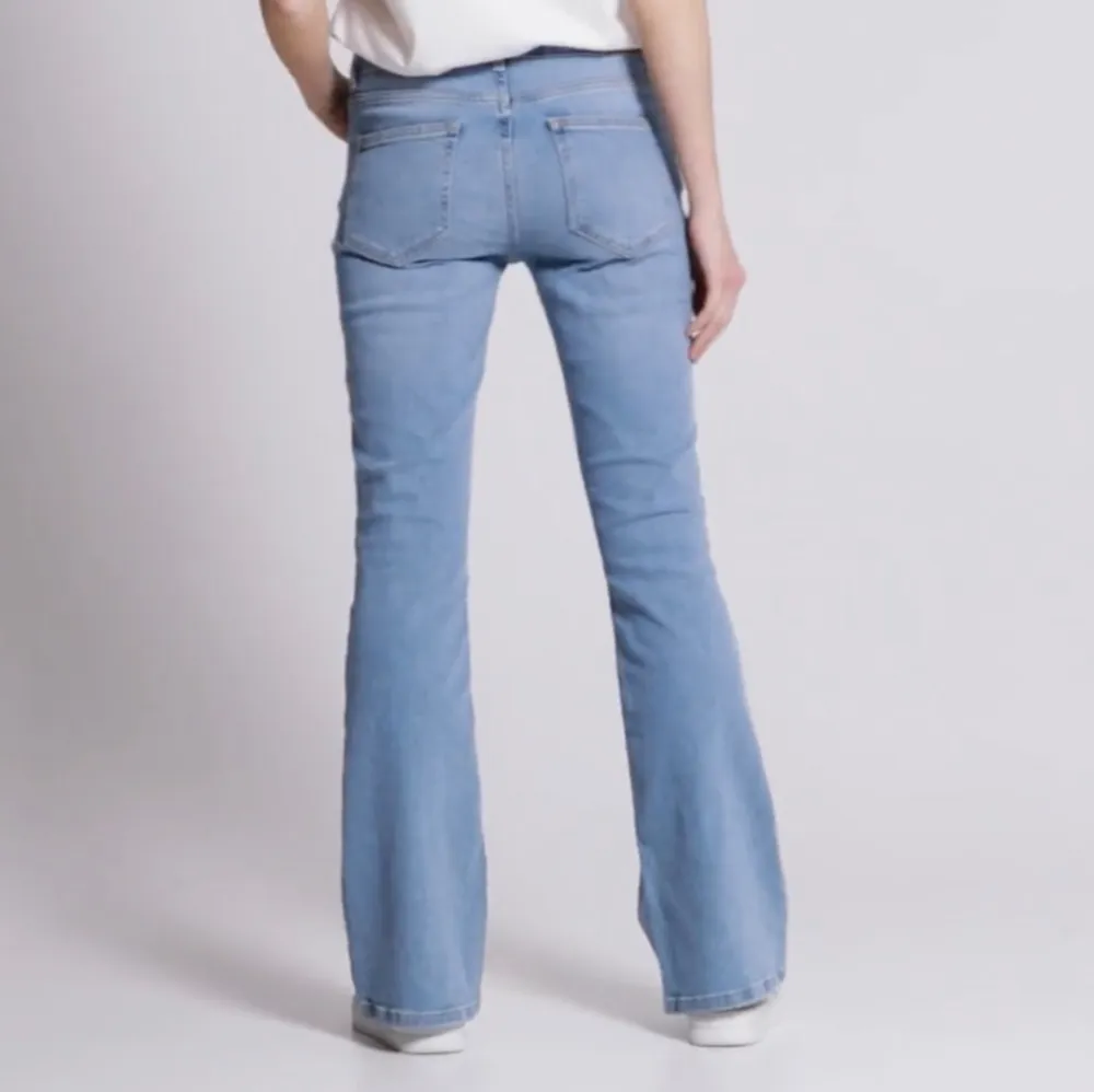 Jag säljer nu mina oanvända jeans från lager 157 då dom aldrig kommit till användning. Det är i stolen xs och längden short, färg ”light used”. Säljer för original pris då dom är helt oanvända! Skriv för mer info🩷. Jeans & Byxor.