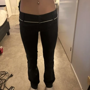 Lågmidjade kostymbyxor - Lågmidjade bootcut kostymbyxor, står storlek 6 men passar mig som har xs  Innerbenslängd 76cm Midja 36cm