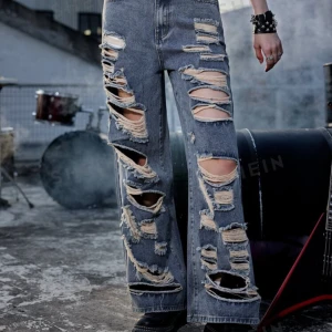 Jeans - Distressed jeans aldrig använda. Storlek 40
